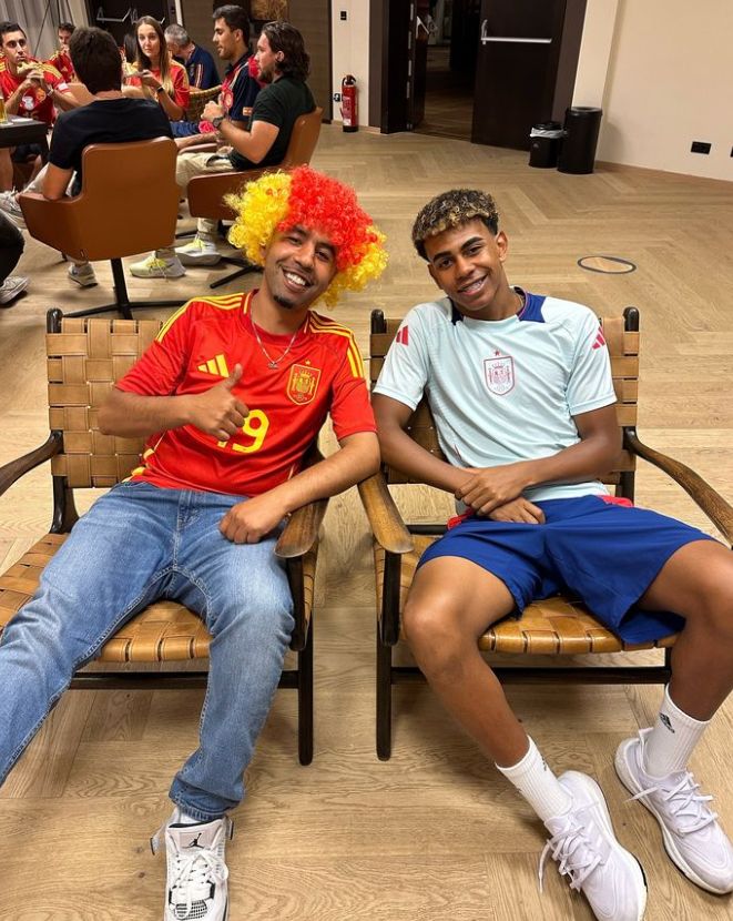 Lamine Yamal and his father sitting in deckchairs