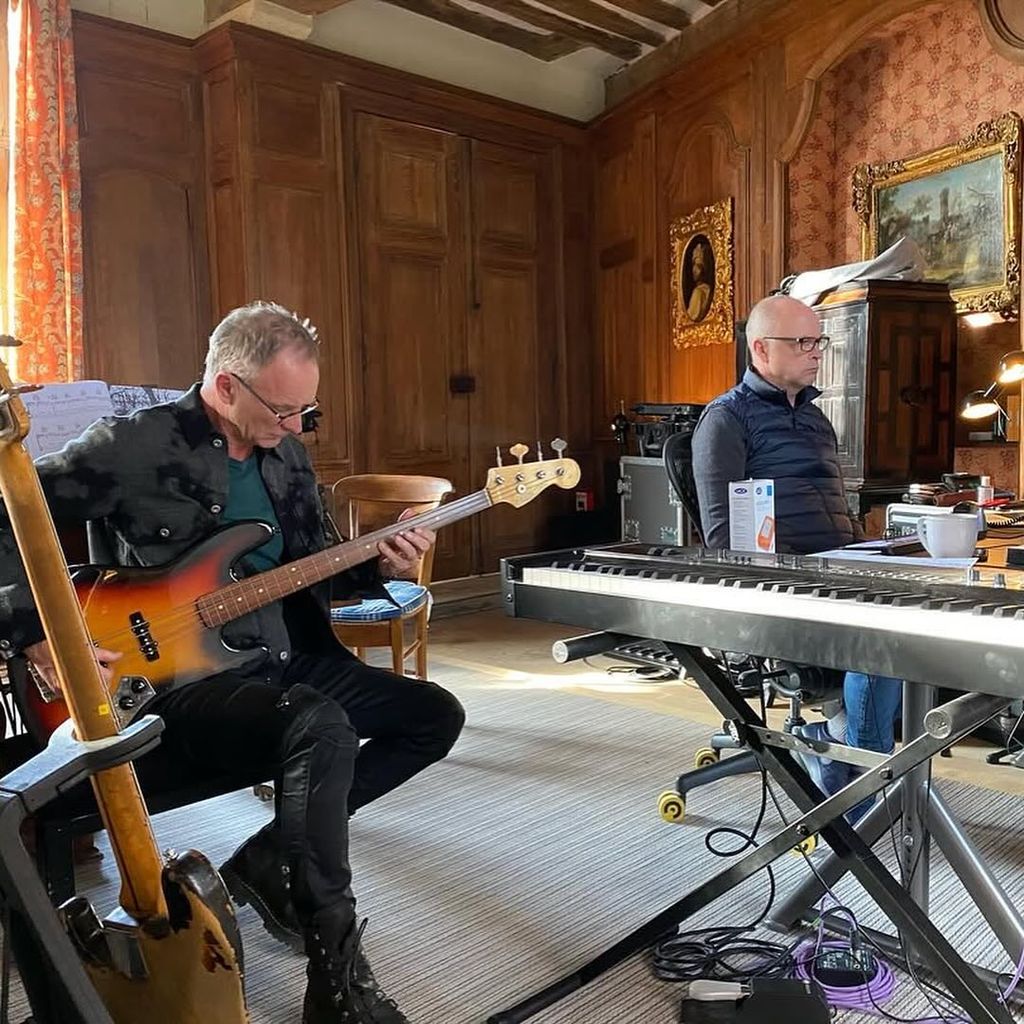 La cheminée Skin et Trudie Styler dans le domaine du ciel dans le domaine «Regal» de 7 millions de livres sterling est `` Bang on Trend '' 2 Sting et un ami assis dans sa chambre à Lake House Estate tout en jouant des instruments et en enregistrant de la musique