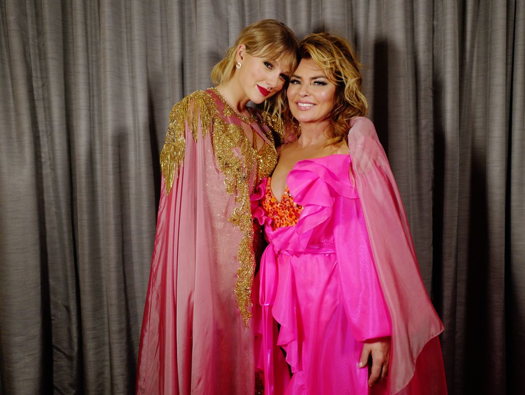 Taylor Swift e Shania Twain posam durante o American Music Awards de 2019 no Microsoft Theater em 24 de novembro de 2019 em Los Angeles, Califórnia. (Foto de John Shearer/AMA2019/Getty Images para dcp)