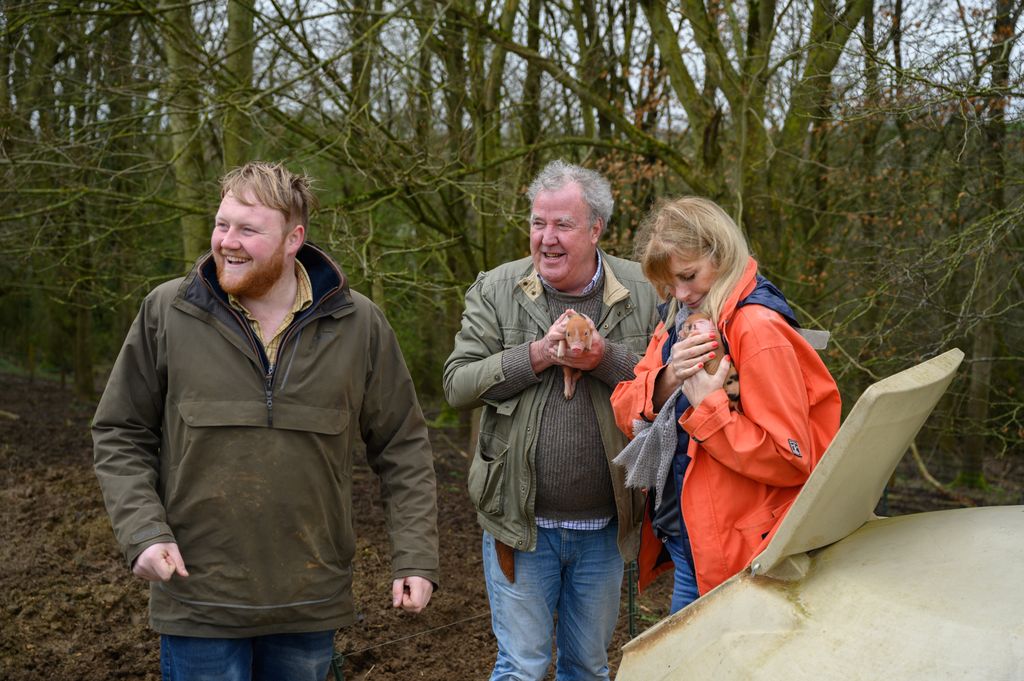 Jeremy Clarkson, Lisa et Kaleb avec des porcelets sur Diddly Squat Farm