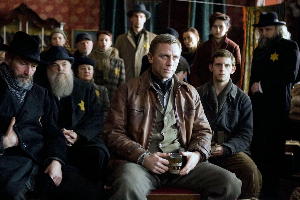 Daniel Craig avec Jamie Bell et un groupe de personnages dans une image de Defiance