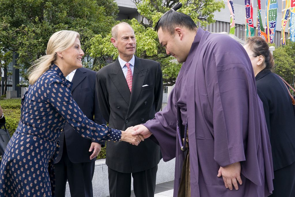 A photo of Duchess Sophie shaking hands with wrestler Asanoyama Hiroki