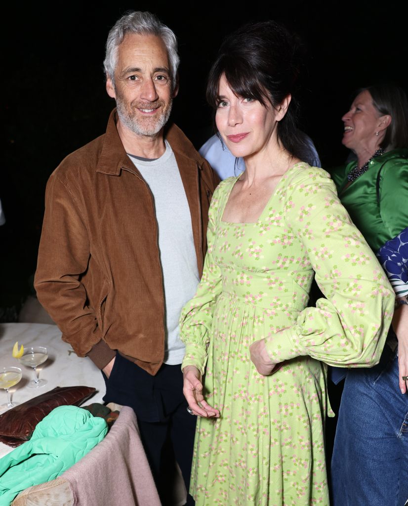 Michael Higgs et Caroline Catz posant ensemble lors d'un événement