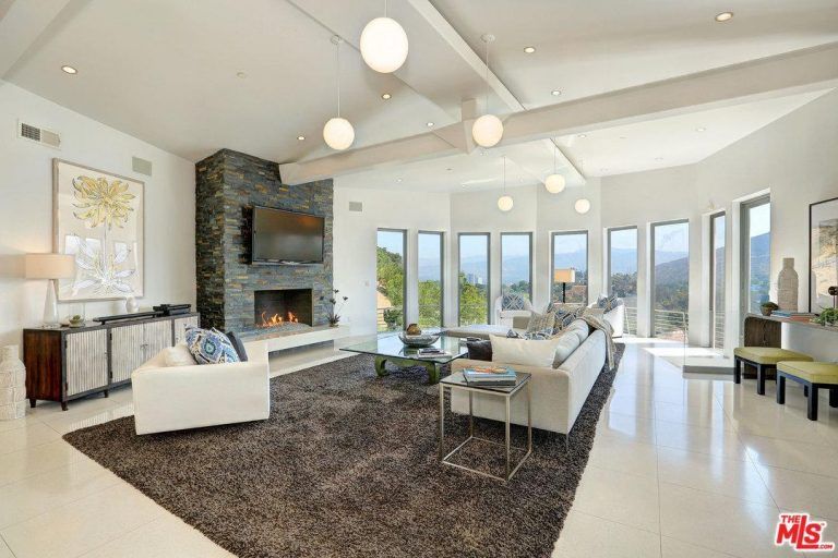3 Kathy Griffin house living room