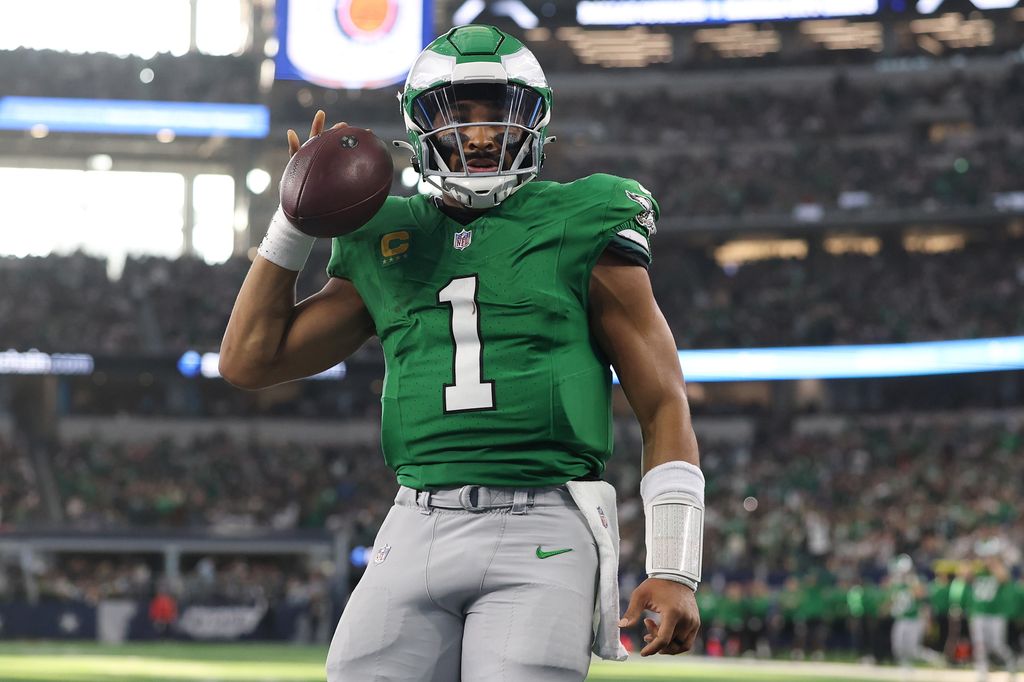 Jalen Hurts scoring a touchdown