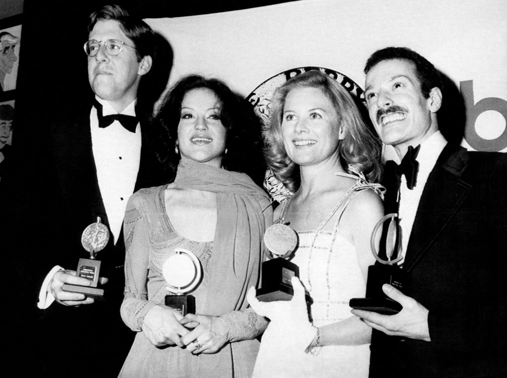 HD2YG5 1976 Vainqueurs du Tony Award Edward Herrmann (Mme. Warren's Profession), Kelly Bishop (alias Carole Bishop) (une ligne de chœur), Shirley