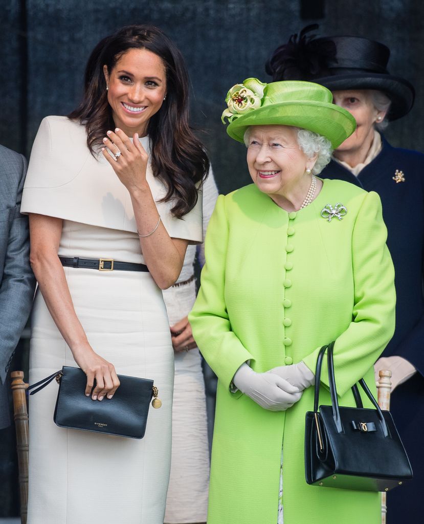 Meghan, a Duquesa de Sussex e a Rainha Elizabeth II inauguram a nova ponte Mersey Gateway em 14 de junho de 2018 em Widness, Inglaterra.