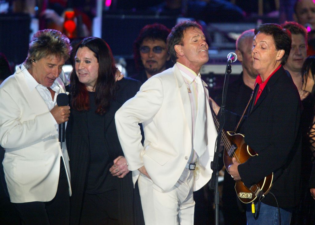Rod Stewart (L) Ozzy Osbourne (2nd L) sing with Cliff Richard (2nd R) and Paul McCartney (R) sing together during "Party at the Palace" in London 03 June 2002