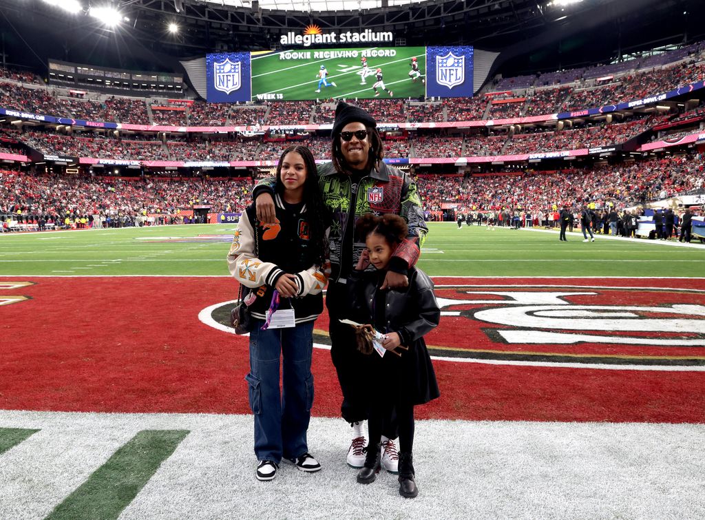  (LR) Blue Ivy Carter, Jay-Z e Rumi Carter comparecem ao pré-jogo do Super Bowl LVIII 