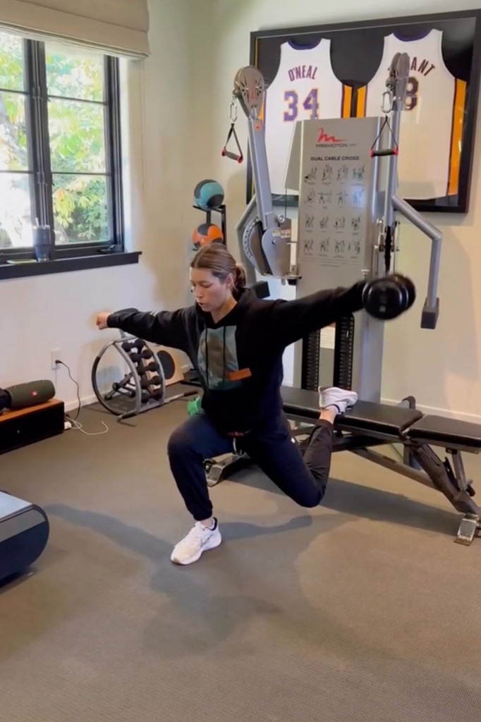 jessica biel lifting weights