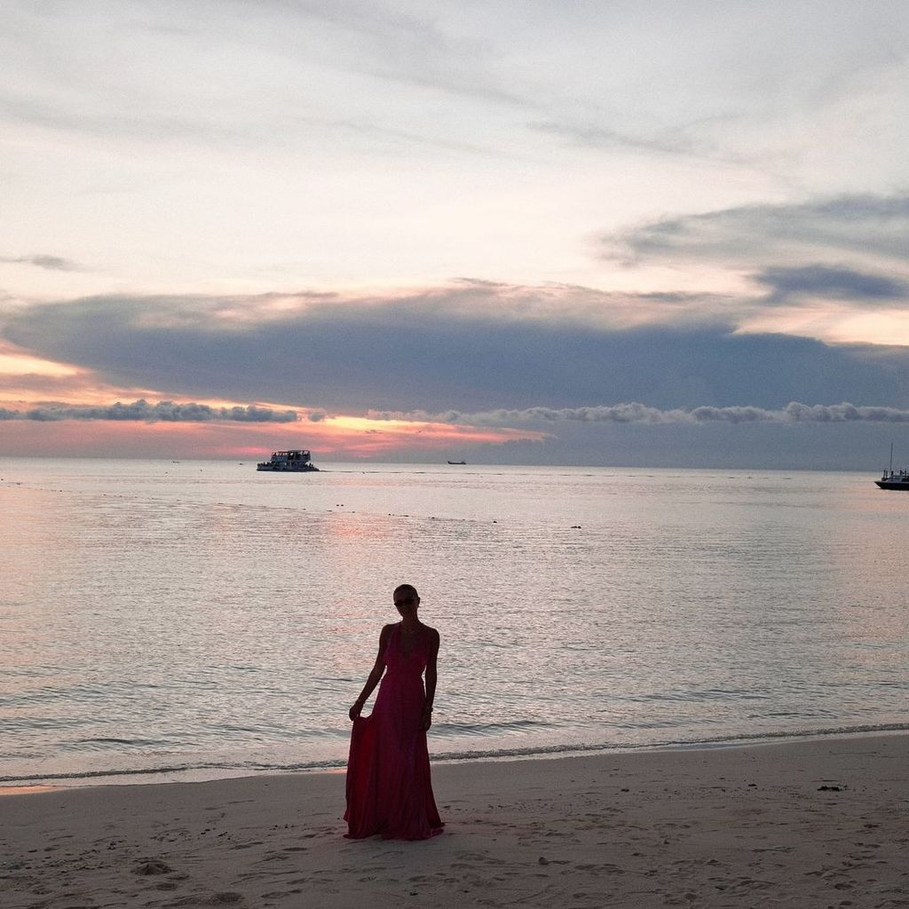 Benedikte usou um vestido de praia vermelho em suas fotos de filme