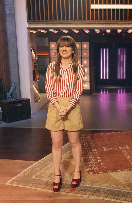 Kelly Clarkson combinou a blusa de seda listrada com shorts sob medida e saltos plataforma para apresentar seu desfile em julho