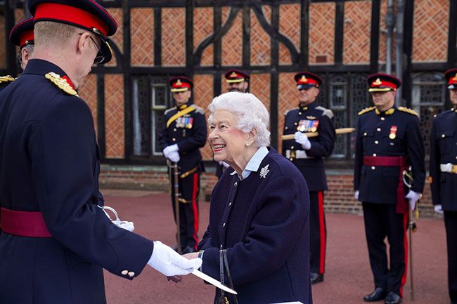 queen meets royal regiment of canadian artillery windsor