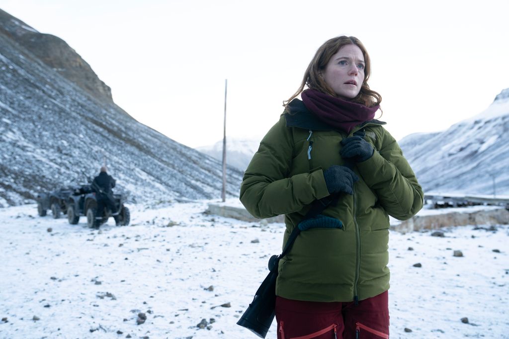 femme debout dans la neige