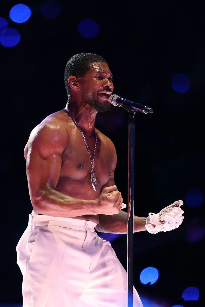 Usher se apresenta no palco durante o Apple Music Super Bowl LVIII Halftime Show no Allegiant Stadium em 11 de fevereiro de 2024 em Las Vegas, Nevada.