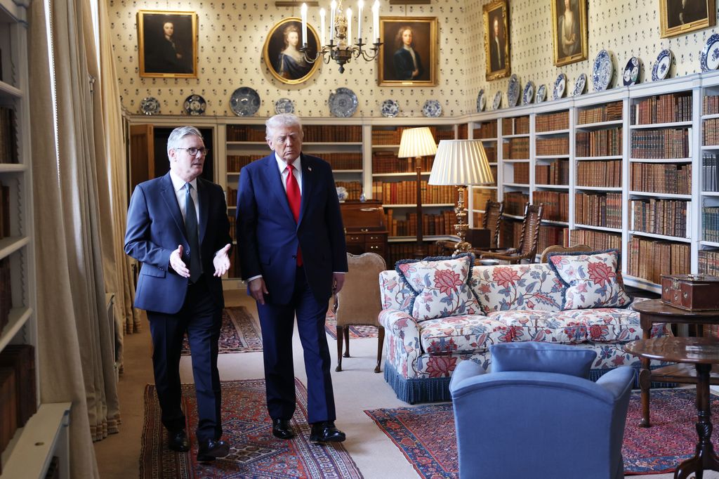 Sir Keir Starmer and Donald Trump walking around Chequers