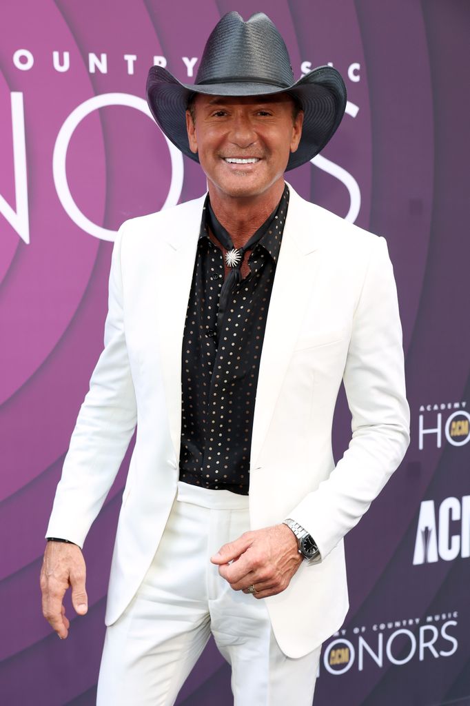 tim mcgraw white suit