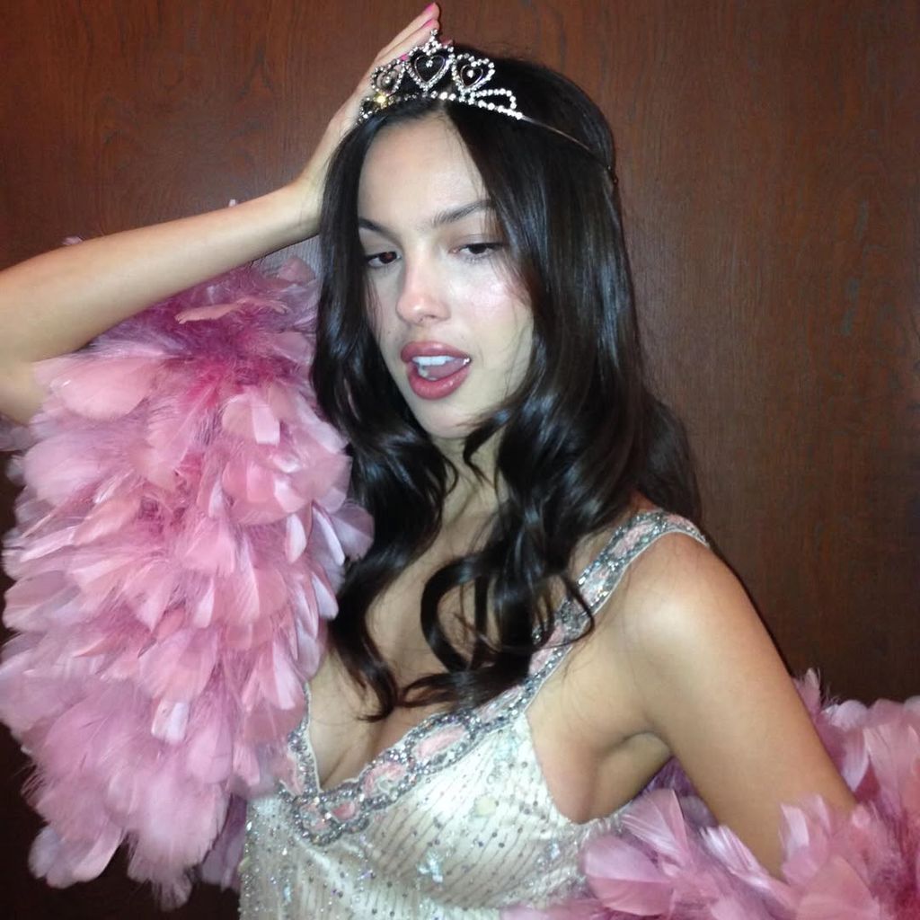 Olivia Rodrigo fête ses 23 ans dans une mini-robe ornée de bijoux lors d'une fête sur le thème des princesses – meilleures photos 1 Olivia Rodrigo pose dans sa tenue sur le thème de princesse pour son 23e anniversaire, partagée sur Instagram