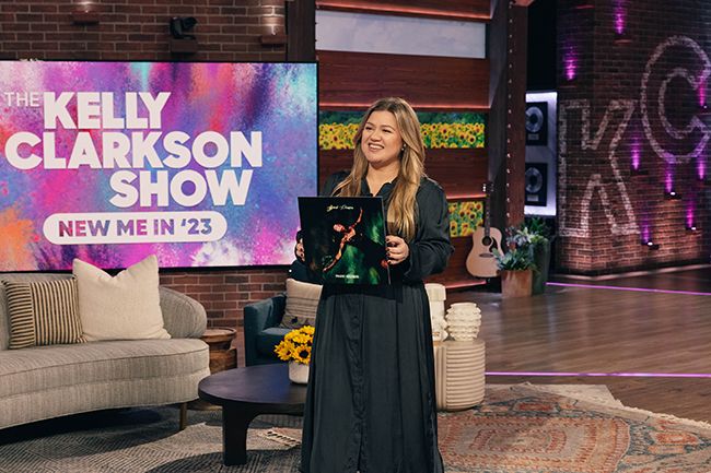 Kelly Clarkson holds up record while hosting The Kelly Clarkson Show
