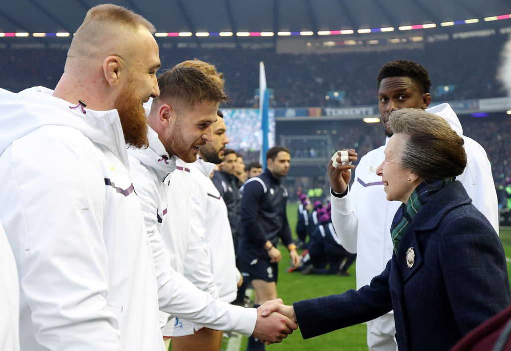 La princesse Anne fait une erreur incroyablement rare – et gênante – lors d'une sortie 1 La princesse Anne serrant la main des joueurs de rugby