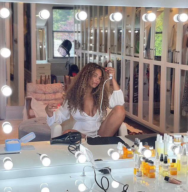 beyonce styling her natural curly hair