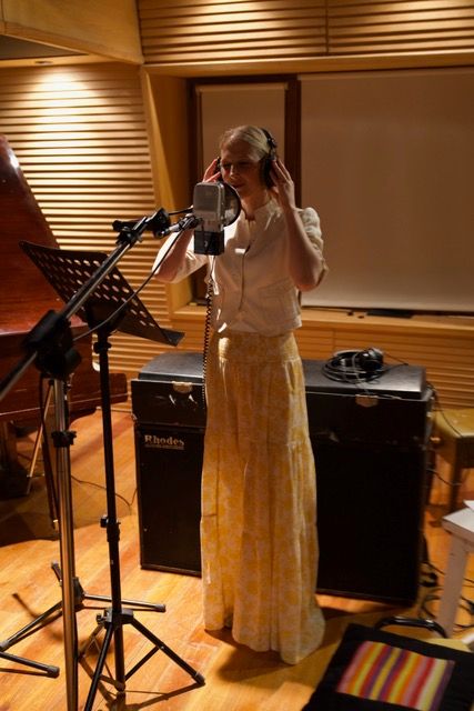 Lady Gabriella Kingston records her song in San Antonio de Areco and Buenos Aires