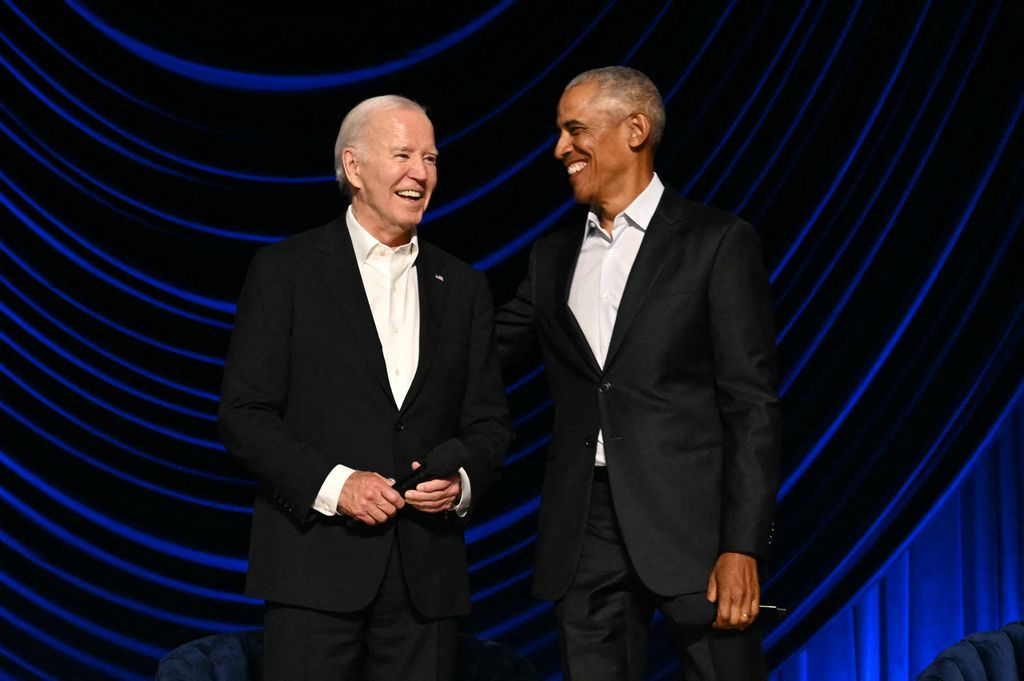  US President Joe Biden (L) stands with former US President Barack Obama onstage at a 2024 fundraiser hosted by George Clooney