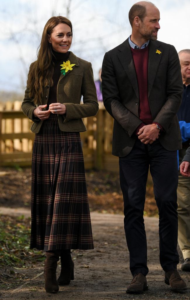 Pangeran William, Pangeran Wales dan Catherine, Princess of Wales mengunjungi Meadow Street Community Garden dan Woodland pada 26 Februari 2025 di Pontypridd, Wales. 