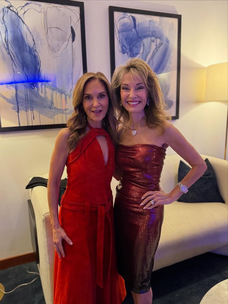 Foto Susan Lucci dan Joy Bauer keduanya memakai merah