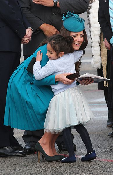 kate middleton hugging little girl new zealand