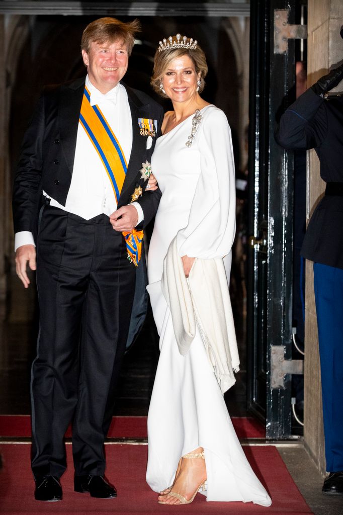 Rainha Máxima em um vestido branco esvoaçante com Ining Willem-Alexander 