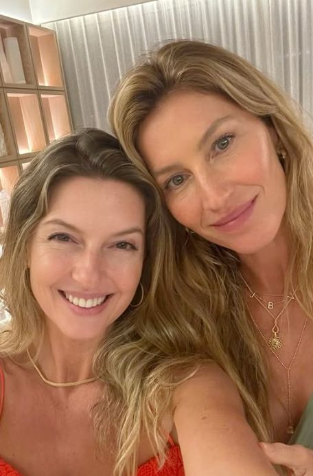 Gisele Bundchen and a jewellery designer posing together