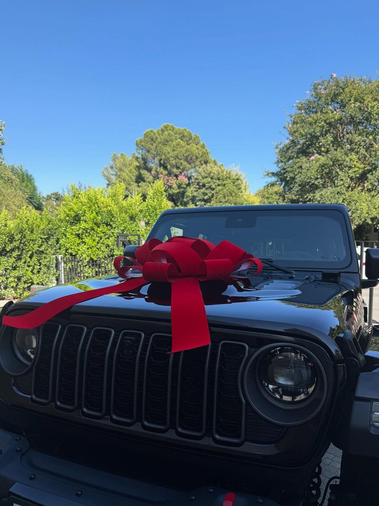 photo of jeep wrangler rubicon with red bow