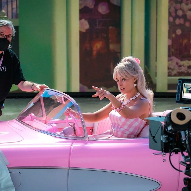 Margot Robbie behind the scenes in the movie Barbie 