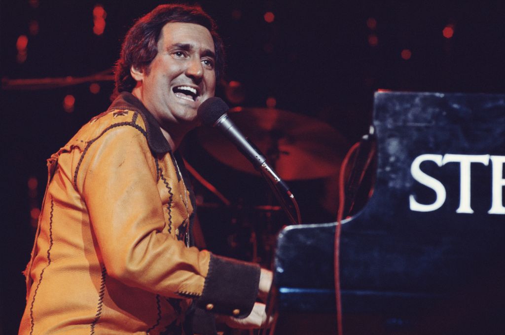 photo de Neil Sedaka chantant au piano