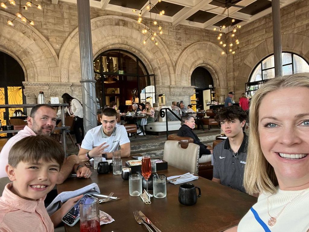 melissa joan hart with sons and husband at lunch
