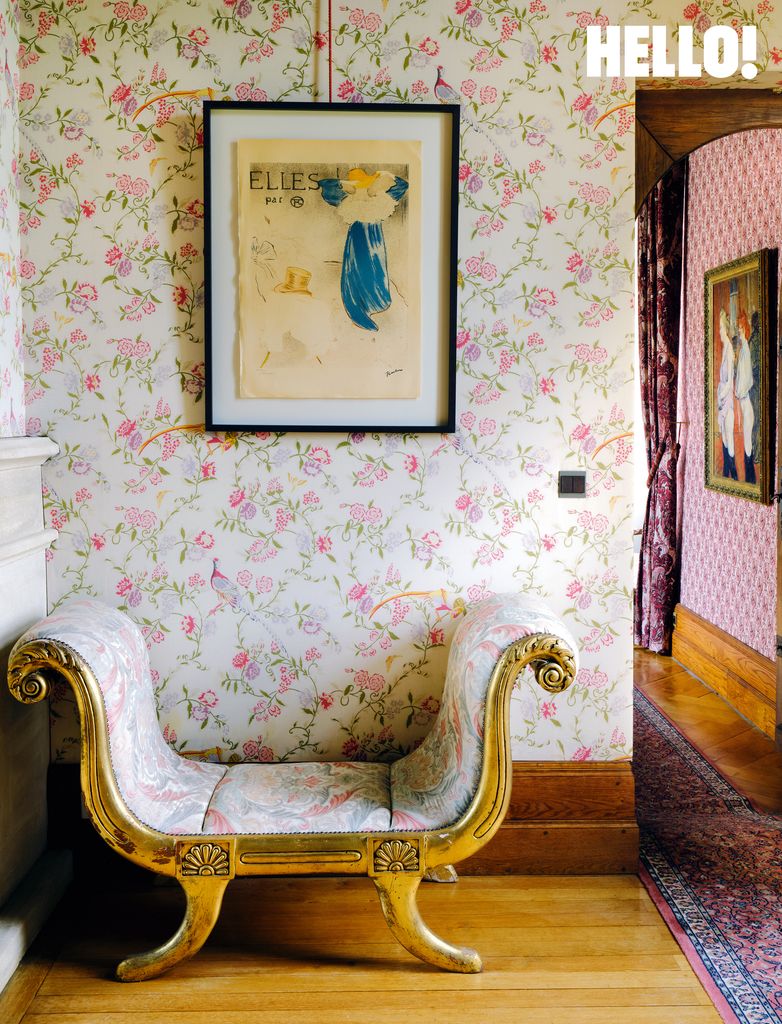 Le salon avec des murs floraux roses et une chaise de fantaisie dans le château Toulouse-Lautrec