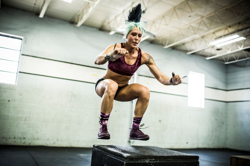 Les sauts en boîte peuvent être un mouvement d'entraînement pliométrique amusant à développer. 