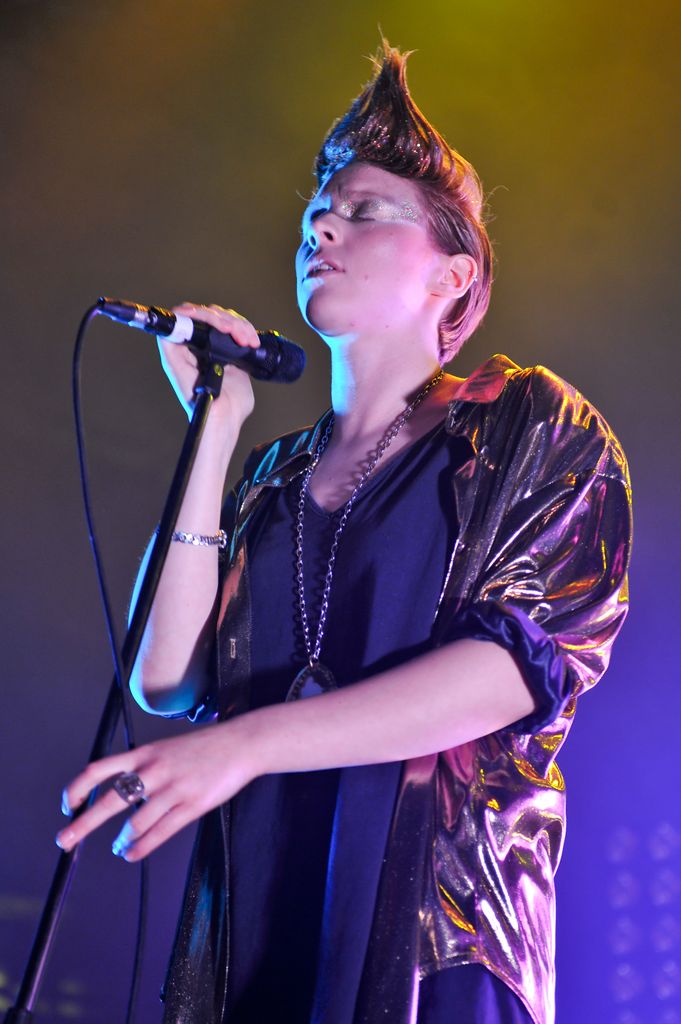 Elly Jackson dans le rôle de La Roux sur scène
