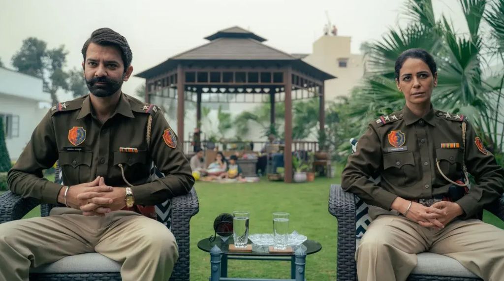 Kohrra, le thriller policier en 6 parties de Netflix, salué comme « qui vaut le battage médiatique » alors que la deuxième saison tombe 1 Deux personnages de Kohrra assis dans une zone herbeuse avec un belvédère derrière eux