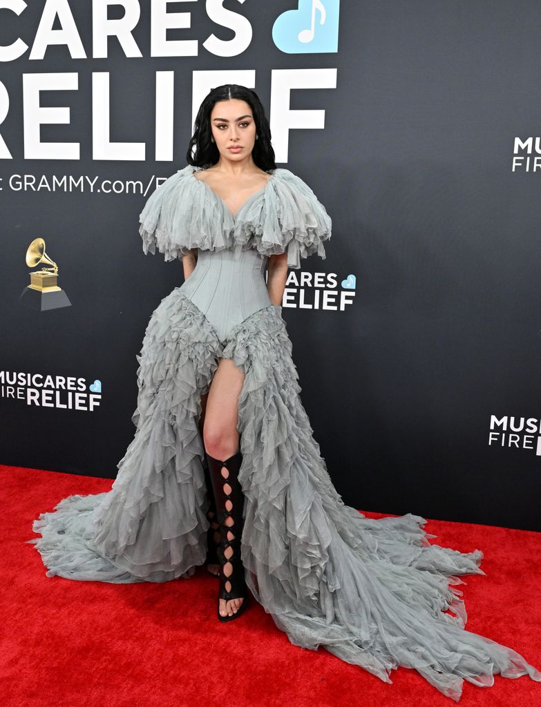 Charli XCX participa do 67º Grammy Awards na Crypto.com Arena em 2 de fevereiro de 2025 em Los Angeles, Califórnia.