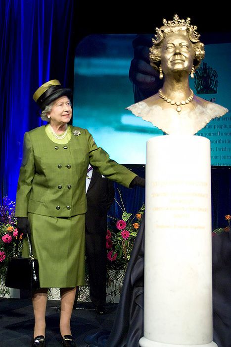 queen sees sculpture