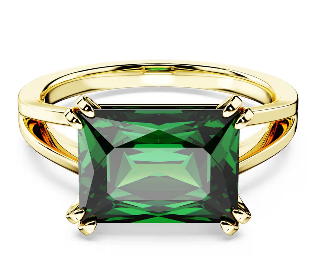 Comment s'habiller comme Victoria Beckham - une bague émeraude de Swarovski