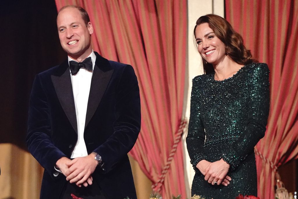 William e Kate sorriem no camarote real no Royal Variety Performance 2021