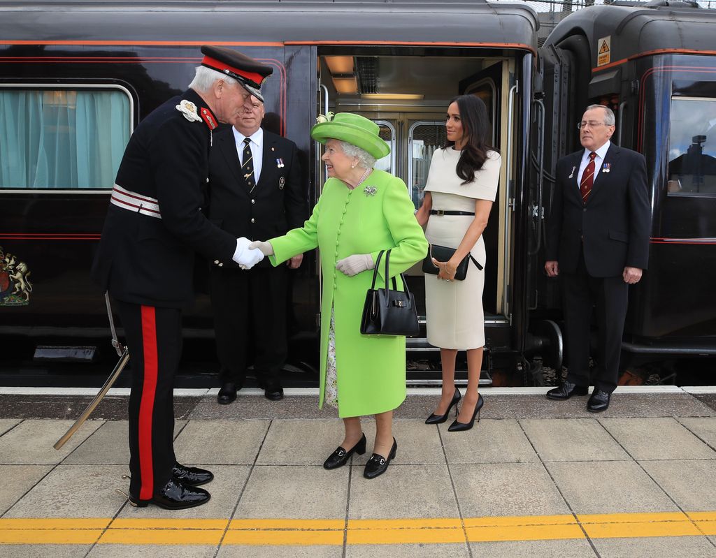 Meghan et la fin de la reine débarquant de Royal Train