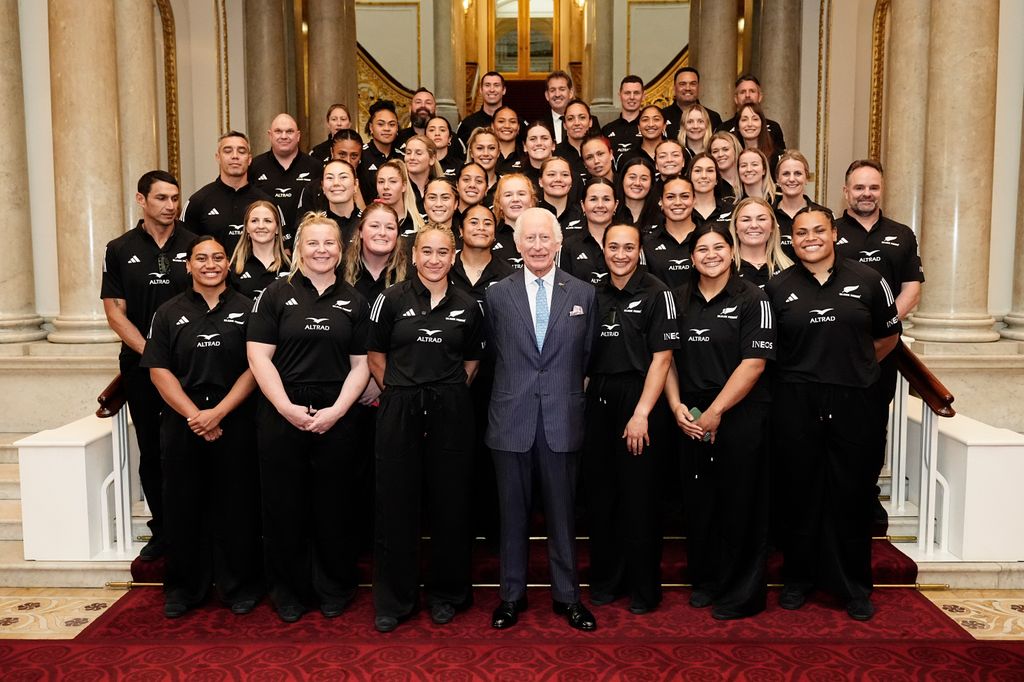 Charles III lässt sich mit der neuseeländischen Rugby-Union-Mannschaft Black Ferns fotografieren