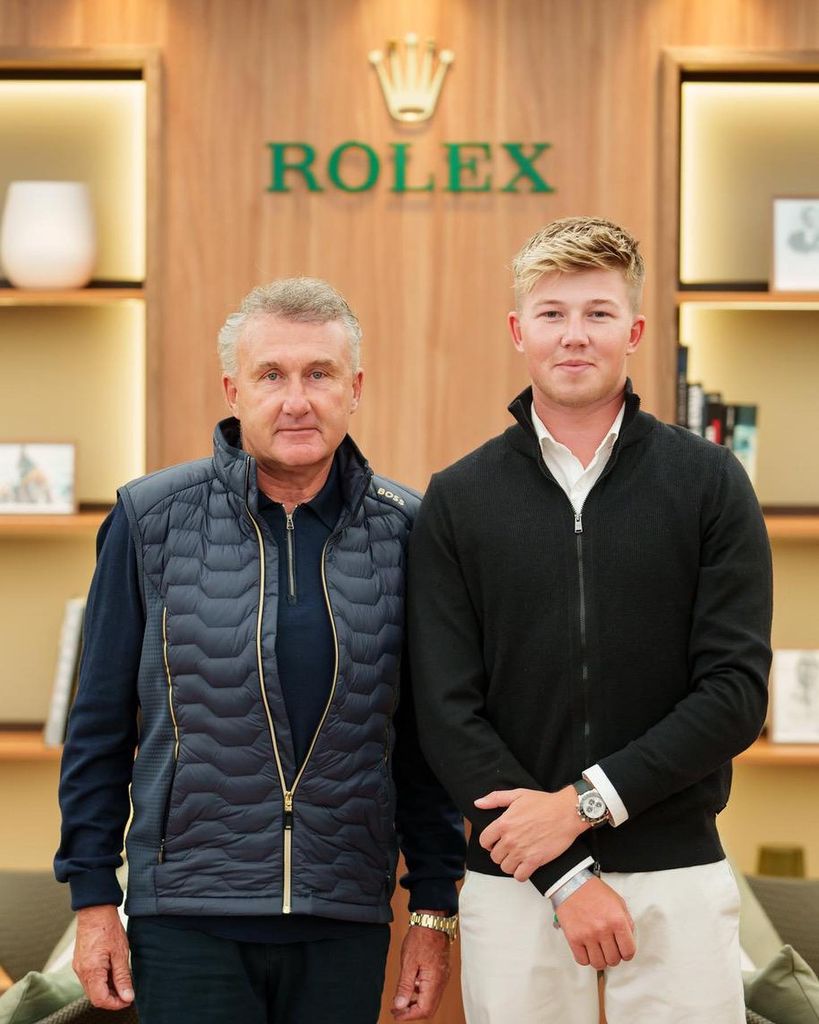 Rencontrez le fiancé olympien britannique de l'emploi Harry Charles 5 Harry Charles posant devant ou signe Rolex