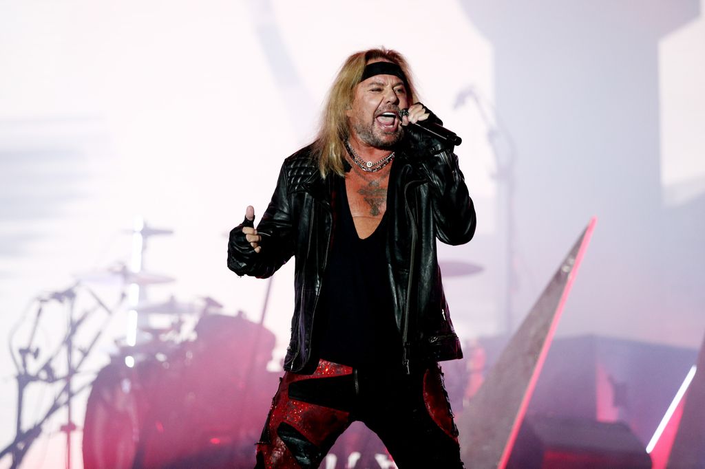 vince neil singing on stage