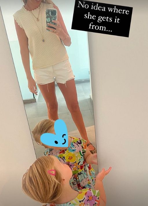 Carrie Johnson and daughter Romy in front of a mirror