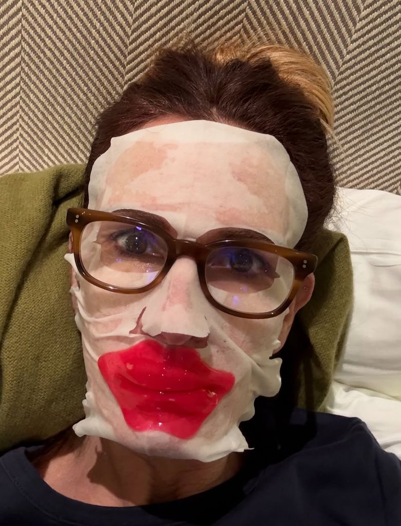 Julia Roberts shared an unfiltered selfie as she got ready ahead of the Golden Globes 